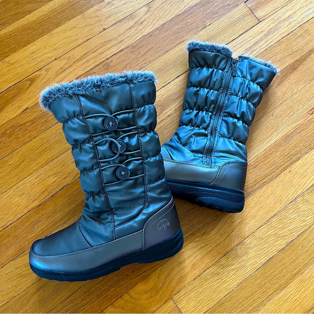 Totes Silver Winter Boots with Faux Fur Trim